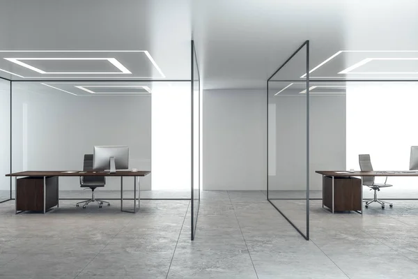 现代混凝土办公室内饰与玻璃墙和工作场所 — 图库照片