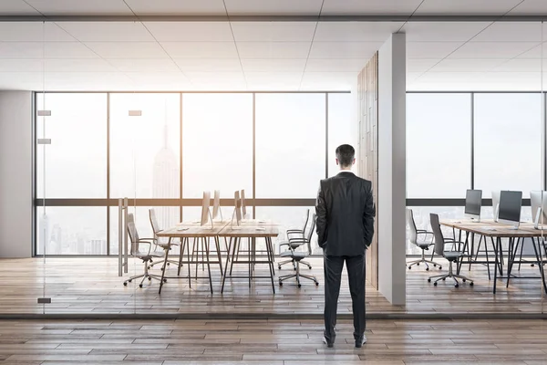 Homme Affaires Debout Dans Intérieur Bureau Contemporain Patron Concept Exécutif — Photo