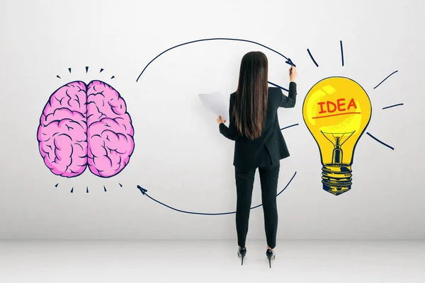 Concetto Brainstorming Innovazione Imprenditrice Piedi Sfondo Concreto Con Schizzo Cervello — Foto Stock