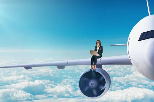 Aantrekkelijke Jonge Europese Zakenvrouw Met Laptop Zittend Een Vliegtuig Vleugel — Stockfoto