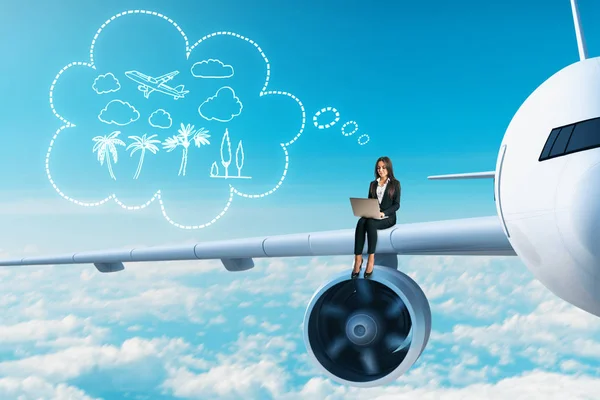 Attraktive Junge Europäische Geschäftsfrau Mit Laptop Die Auf Dem Flugzeugflügel — Stockfoto