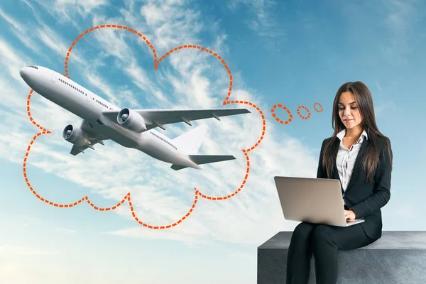 Jovem Empresária Europeia Atraente Usando Laptop Enquanto Pensa Avião Fundo — Fotografia de Stock