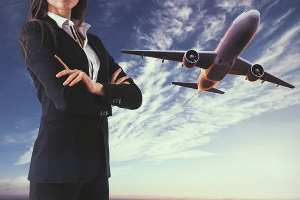 Aantrekkelijke Jonge Zakenvrouw Hemelachtergrond Met Vliegen Vliegtuig Succes Reizen Reizen — Stockfoto