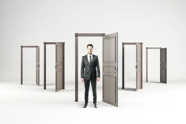 Бізнесмен Абстрактному Інтер Єрі Відкритими Дверима Концепція Можливості Успіху — стокове фото