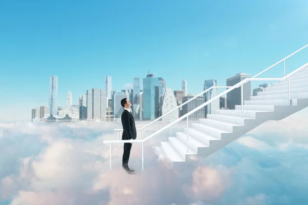 Vista Lateral Joven Hombre Negocios Subiendo Escaleras Nubes Abstractas Sobre — Foto de Stock