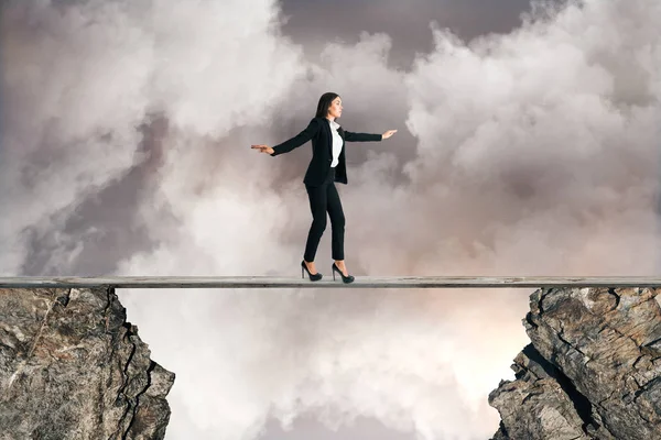 Junge Geschäftsfrau Balanciert Zwischen Zwei Klippen Vor Bewölktem Himmel Gleichgewichtskonzept — Stockfoto