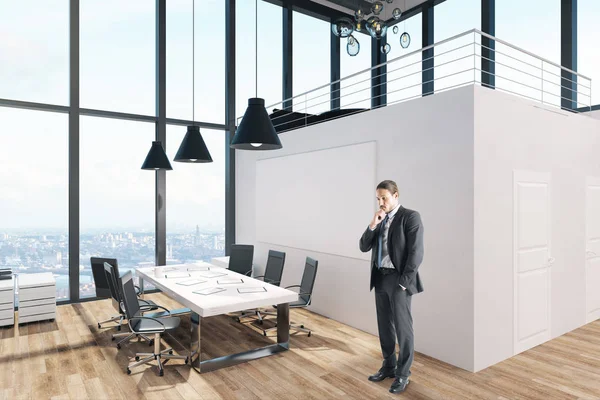 Atraktivní Podnikatel Moderních Kancelářských Interiérů Panoramatickým Oblocha Cíl — Stock fotografie