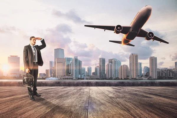 Fiatal Üzletember Tetőtéri Nézett Repülő Repülőgép Sky Város Háttérben Látás — Stock Fotó