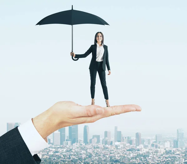 Mano Abstracta Sosteniendo Atractiva Mujer Negocios Con Paraguas Fondo Ciudad — Foto de Stock