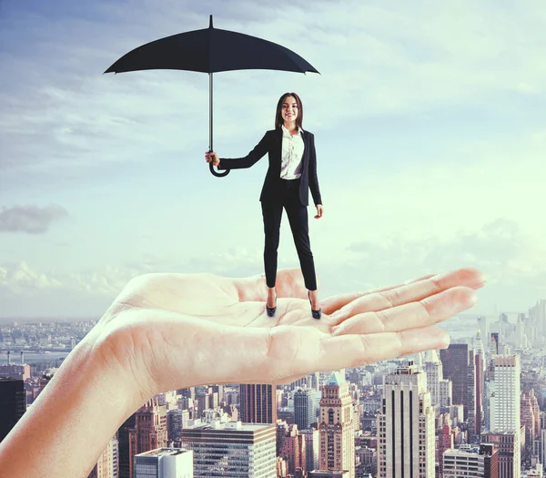 Mano Abstracta Sosteniendo Mujer Negocios Caucásica Con Paraguas Fondo Ciudad — Foto de Stock