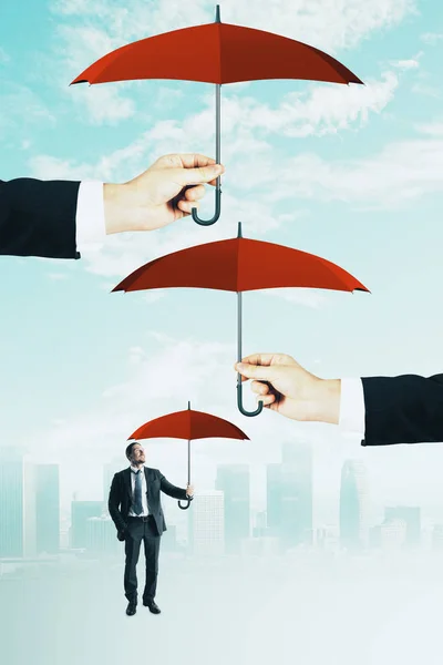 Abstraktes Bild Eines Geschäftsmannes Mit Mehreren Regenschirmen Schutz Und Finanzierungskonzept — Stockfoto