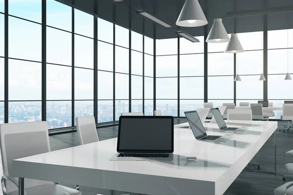 Leerer Laptop Modernen Coworking Büro Mit Blick Auf Die Stadt — Stockfoto