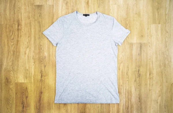 Camiseta Gris Vacía Sobre Fondo Madera Tienda Concepto Moda Prepárate —  Fotos de Stock