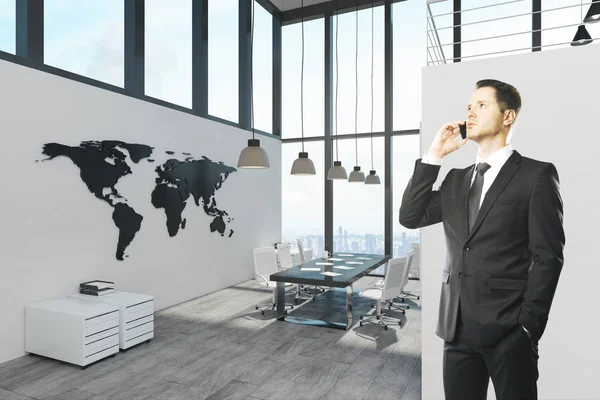 Attraktive Geschäftsmann Telefoniert Modernen Büro Interieur Kommunikation Netzwerk Und Führungskräfte — Stockfoto