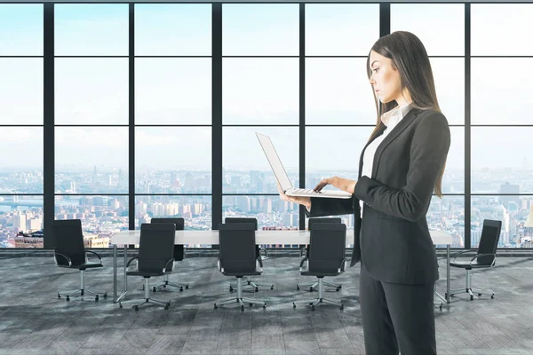 Atractiva Mujer Negocios Que Utiliza Ordenador Portátil Interior Oficina Moderna — Foto de Stock