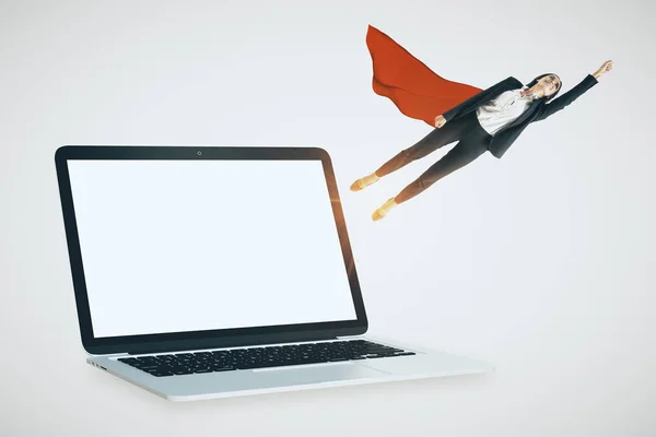 Vonzó Szuperhős Üzletasszony Repül Üres Laptop Képernyő Reklám Fogalma Mintája — Stock Fotó