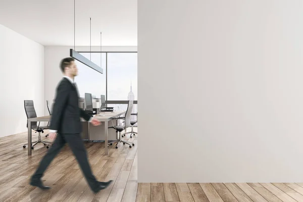 Joven Hombre Negocios Interior Oficina Blanca Con Espacio Copia Pared — Foto de Stock