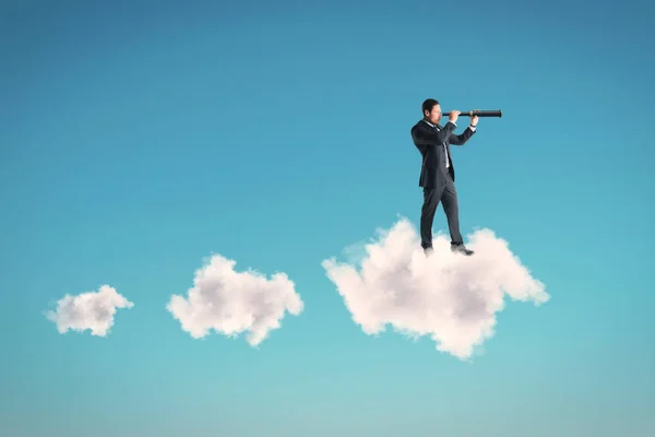 Joven Hombre Negocios Usando Telescopio Mientras Está Pie Nube Fondo —  Fotos de Stock