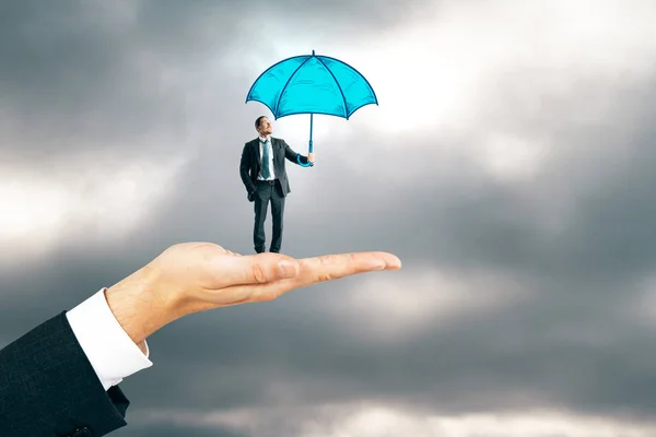 Händchenhaltender Geschäftsmann Mit Gezogenem Regenschirm Vor Wolkenverhangenem Himmel Schutz Und — Stockfoto