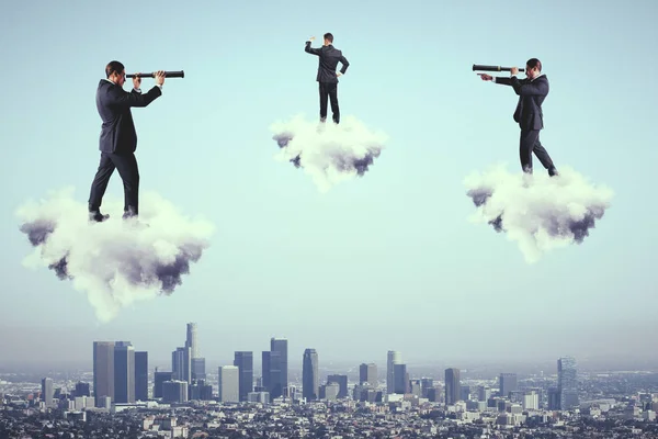 Empresarios Nube Mirando Distancia Con Prismáticos Fondo Del Cielo Trabajo —  Fotos de Stock