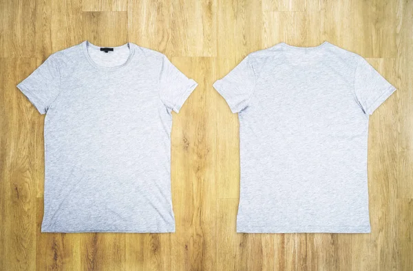 Άδειο Γκρι Shirts Πίσω Και Μπροστινή Ξύλινα Φόντο Έννοια Της — Φωτογραφία Αρχείου