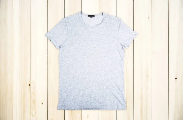 Ahşap Arka Plan Üzerinde Boş Gri Gömlek Mağaza Moda Kavramı — Stok fotoğraf