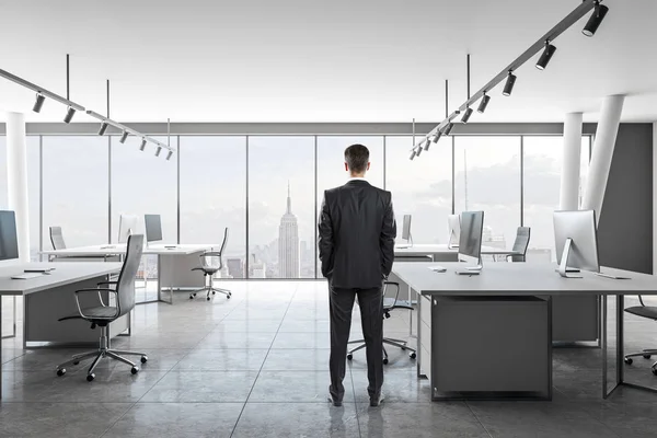 Rückansicht Eines Nachdenklichen Jungen Geschäftsmannes Der Einem Modernen Coworking Büro — Stockfoto