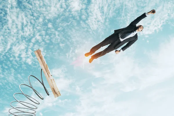 Empresario Lanzando Gran Primavera Fondo Del Cielo Con Nubes Concepto — Foto de Stock