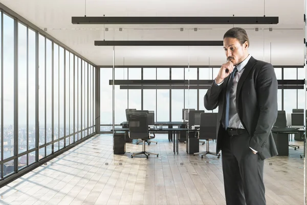 Pensant Jeune Homme Affaires Debout Dans Bureau Moderne Avec Vue — Photo