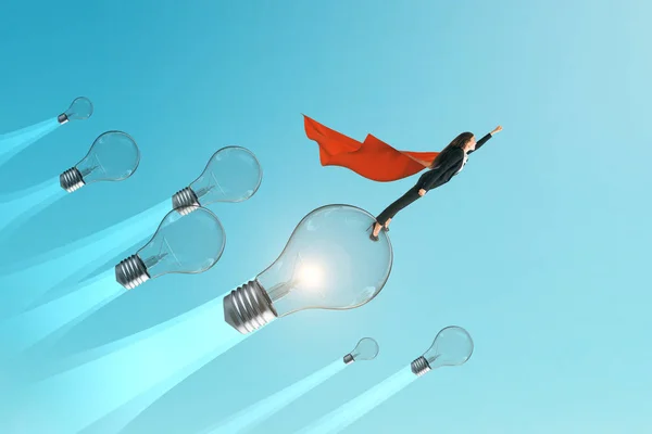 キャップ ランプと青い空を背景に飛行を持つスーパー ヒーローの若い実業家 リーダーシップとアイデアの概念 — ストック写真