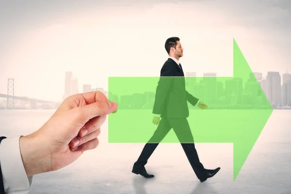 ヨーロッパのビジネスマンの上を歩いて街背景の緑色の矢印を持っている手 成長と開発のコンセプト — ストック写真