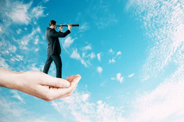 Visione Concetto Successo Mano Uomo Affari Con Telescopio Sfondo Cielo — Foto Stock