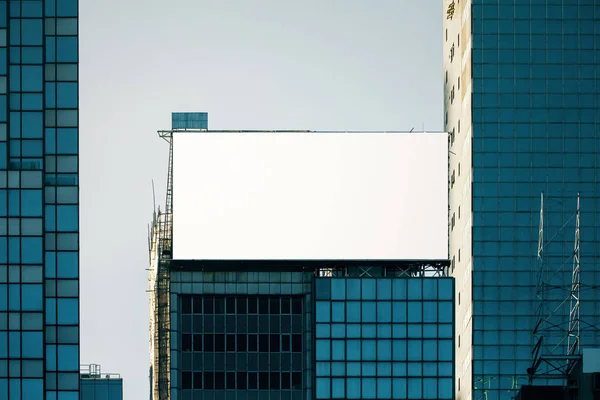 Pusty Biały Billboard Oszklonym Budynku Tle Błękitnego Nieba Ogłoszenie Komercyjnych — Zdjęcie stockowe