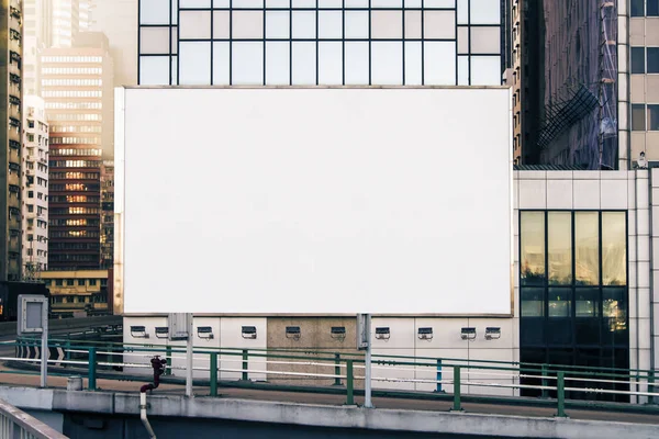 Άδειο Λευκό Πινακίδας Στο Κτίριο Διαφήμιση Διαφήμιση Και Εμπορική Αντίληψη — Φωτογραφία Αρχείου
