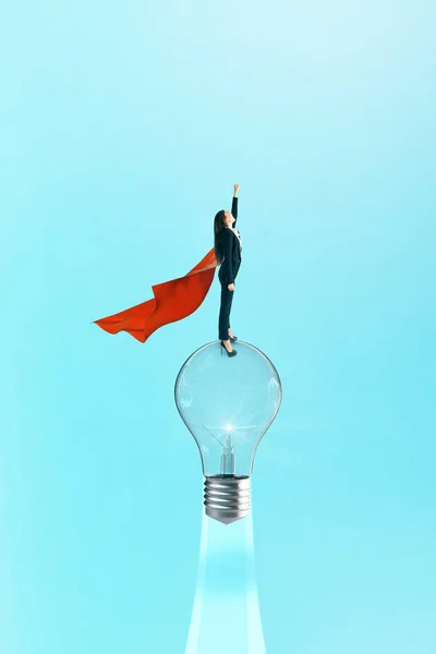 Superhjälte Affärskvinna Flyga Med Lanserar Lampa Blå Bakgrund Förtroende Och — Stockfoto