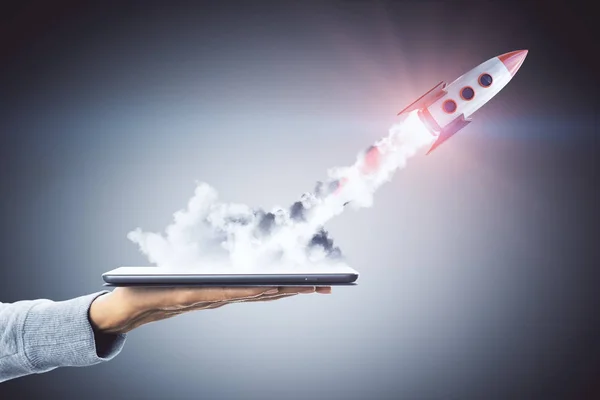 Smartphone Mano Con Cohete Lanzamiento Sobre Fondo Oscuro Concepto Puesta — Foto de Stock