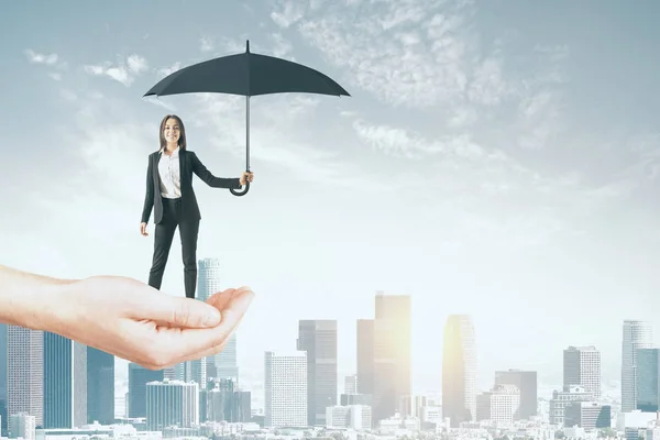 Händchenhaltende Geschäftsfrau Mit Regenschirm Vor Hellem Stadthintergrund Erfolgs Und Schutzkonzept — Stockfoto