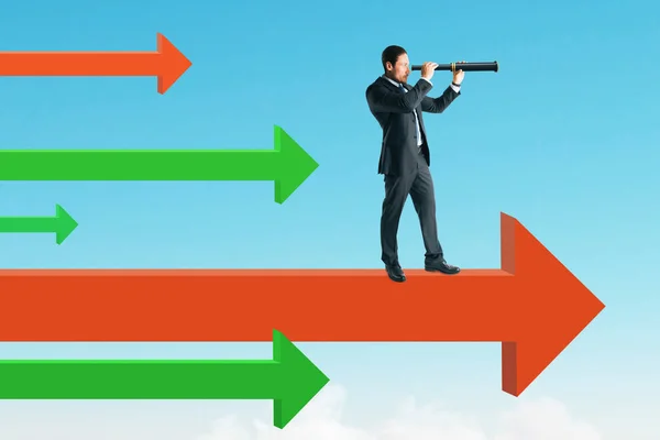 矢印の上に立っている間距離に探している青年実業家の側面図です 空の背景 ビジョンと成功のコンセプト — ストック写真