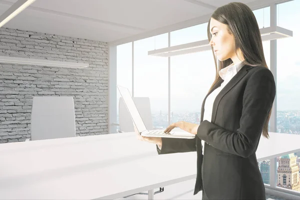 Jolie Jeune Femme Affaires Utilisant Ordinateur Portable Dans Intérieur Bureau — Photo