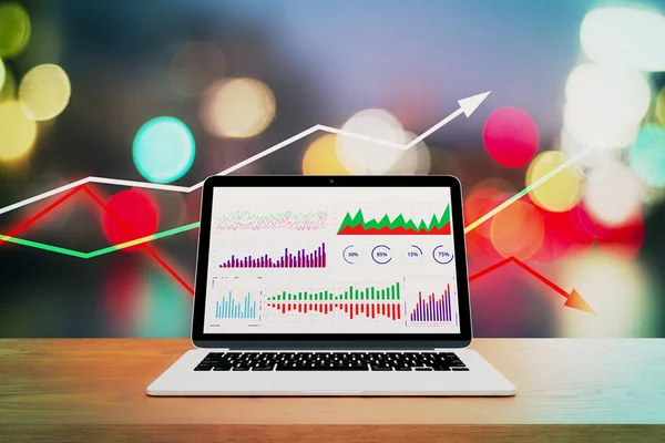 ビジネス グラフ木製机の上でノート パソコンと矢印でぼやけてボケ背景のクローズ アップ 分析と技術コンセプト レンダリング — ストック写真