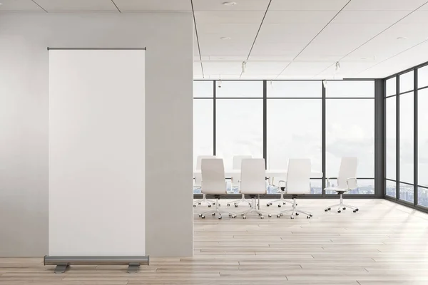 Moderner Konferenzraum Mit Leeren Plakatwänden Betonwänden Stadtpanorama Tageslicht Und Möbeln — Stockfoto
