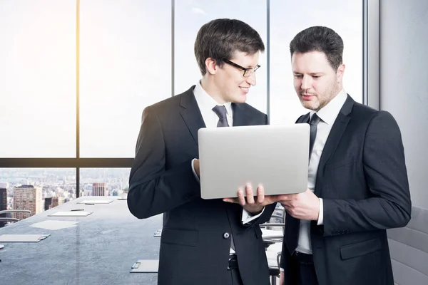 Jovens Empresários Europeus Atraentes Usando Laptop Juntos Moderna Sala Reuniões — Fotografia de Stock