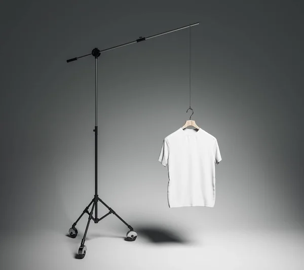 Prázdné Bílé Tričko Fotoateliéru Profesionální Osvětlovací Zařízení Módy Designu Maketa — Stock fotografie