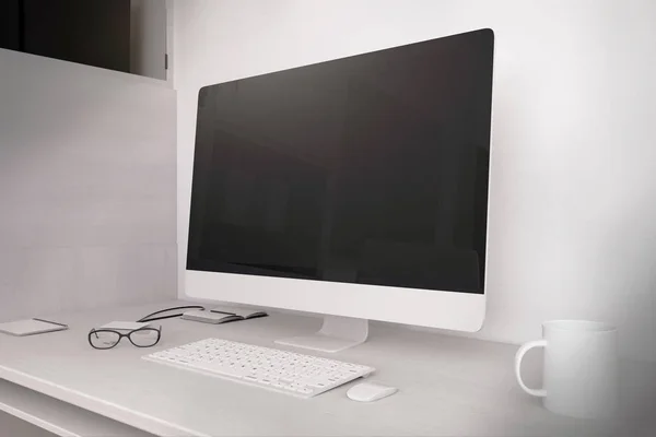 사무실 내부에 컴퓨터 스크린 데스크톱 디자인 개념입니다 렌더링까지 — 스톡 사진