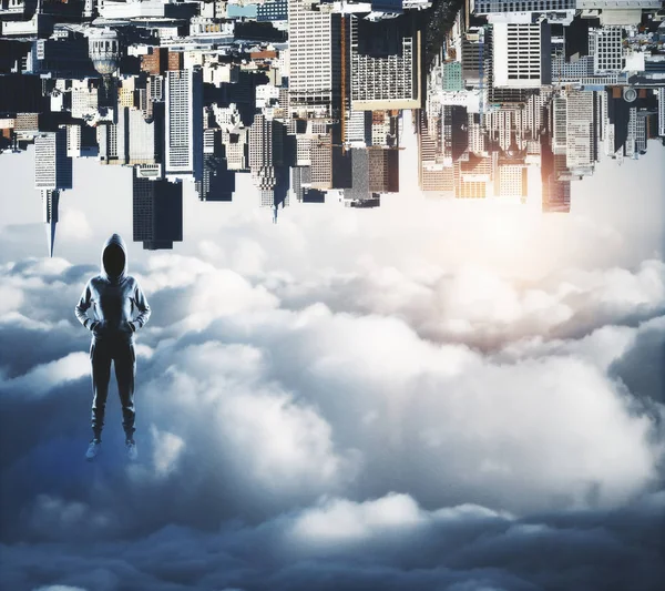 都市の背景に雲 コピー スペース逆さまに抽象的な上に立っている自信を持って Hakcer マルウェアとフィッシングの概念 — ストック写真