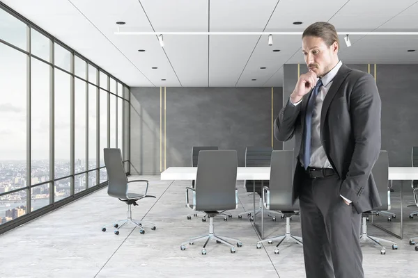 Pensant Jeune Homme Affaires Européen Debout Dans Intérieur Bureau Moderne — Photo