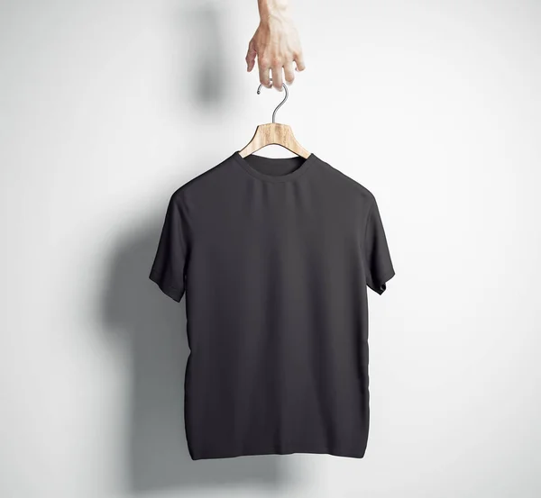 Handaufhänger Mit Leerem Schwarzen Shirt Auf Betonwandhintergrund Design Und Shopkonzept — Stockfoto