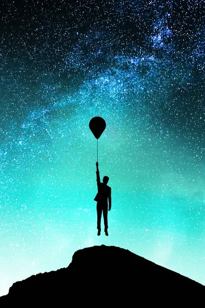 Bakgrundsbelyst Person Med Ballonger Hill Stående Vacker Stjärnklar Natt Himmel — Stockfoto