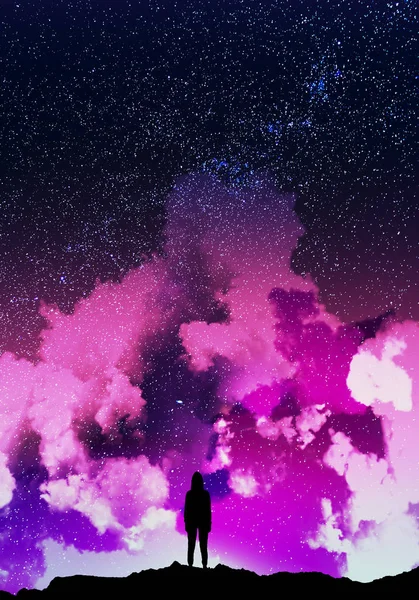 Rückansicht Eines Hinterleuchteten Hackers Der Auf Einem Schönen Wolkenverhangenen Sternenhimmel — Stockfoto