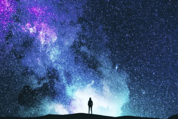 Вид Сзади Молодого Человека Подсветкой Красивом Фоне Звездного Неба Свобода — стоковое фото